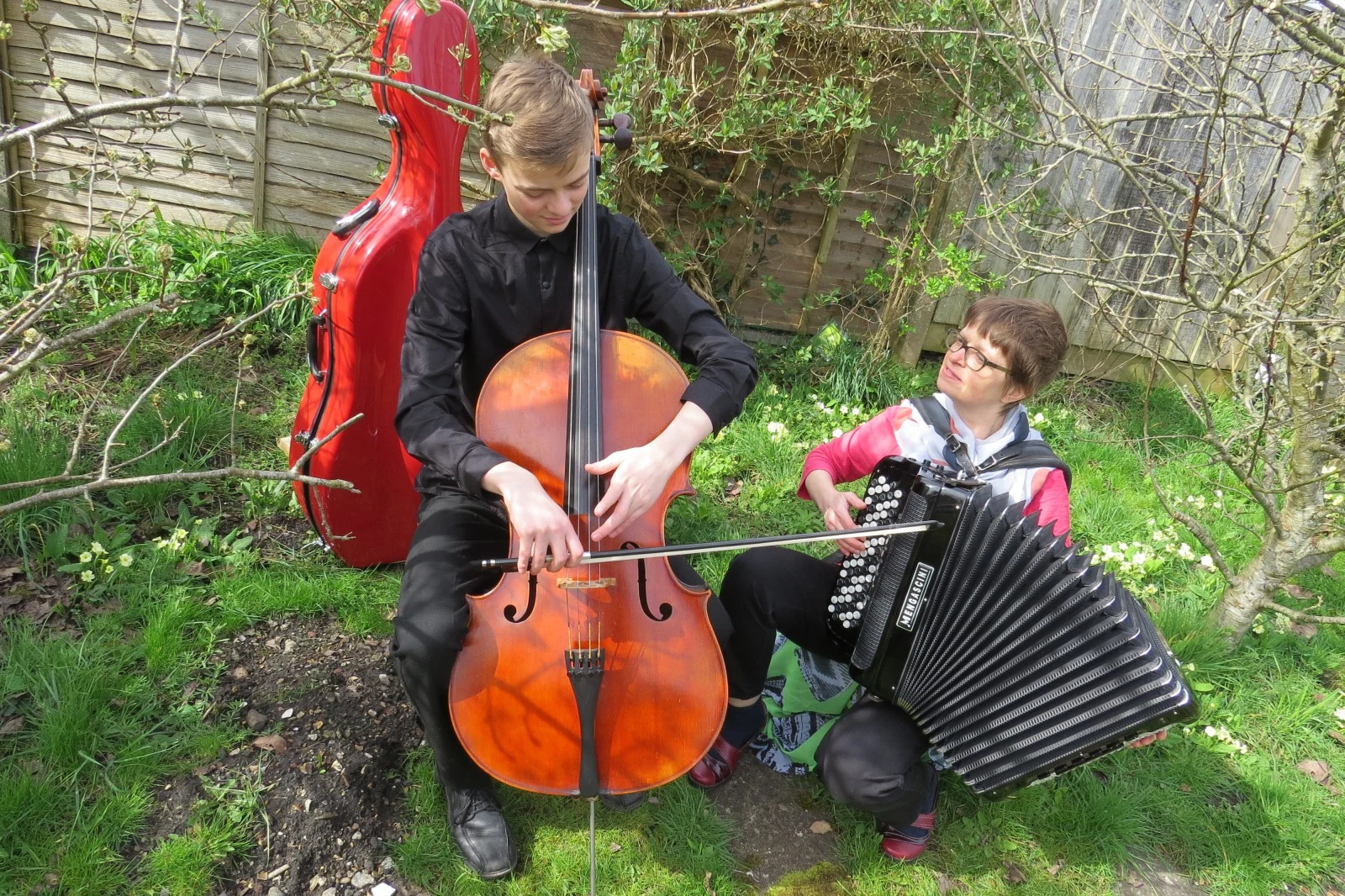 People playing cello and accordion outdoors, Eling, Hampshire, UK — photo by Adam Prugel-Bennett